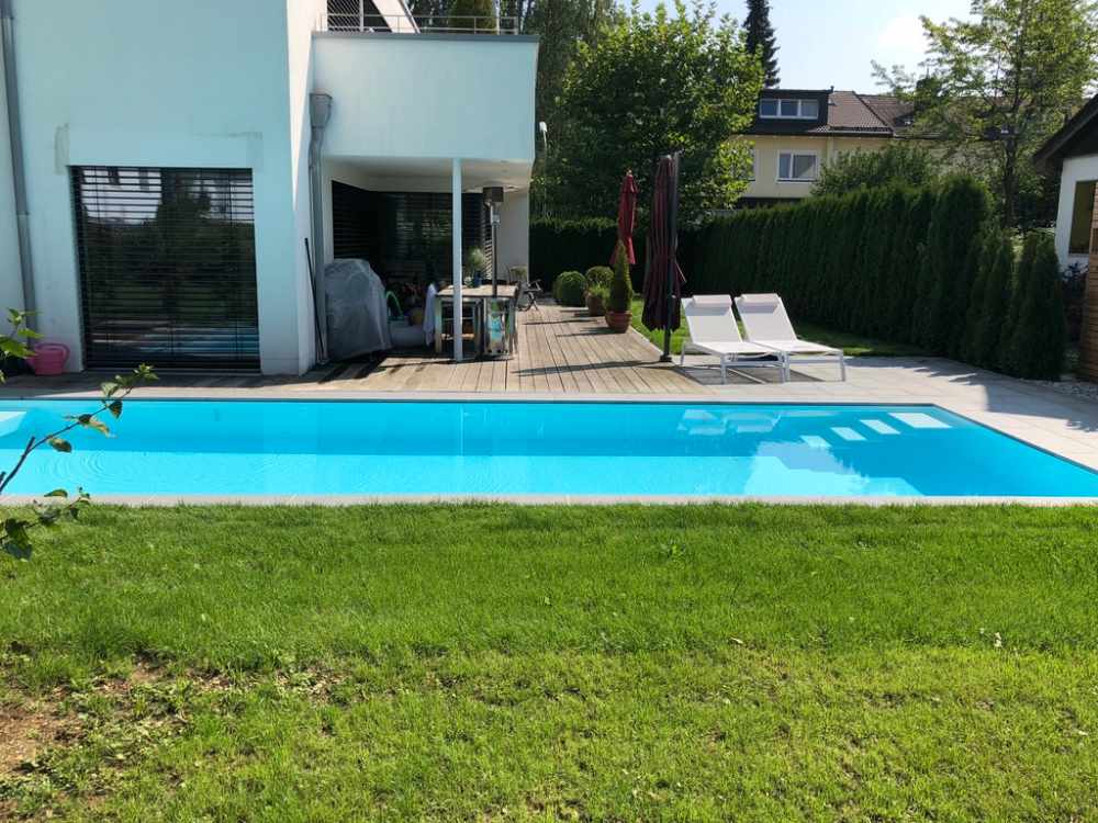 Moderner Badespaß in Hohenbrunn, Ansicht Pool & Terrasse