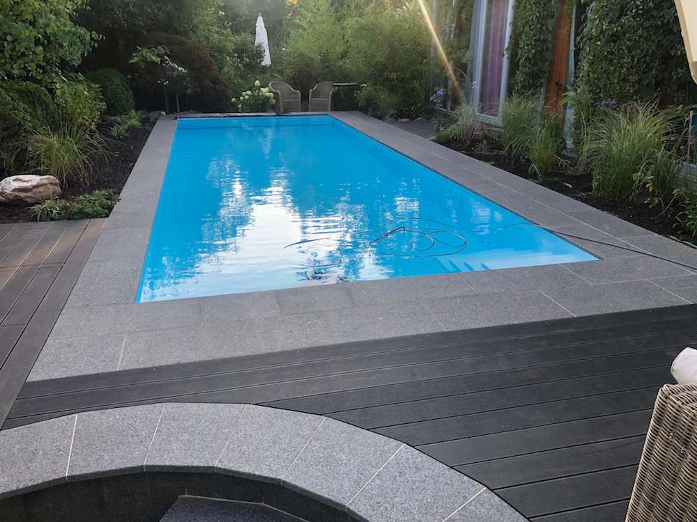 Moderner Badespaß in Hohenbrunn, Ansicht Pool & Terrasse